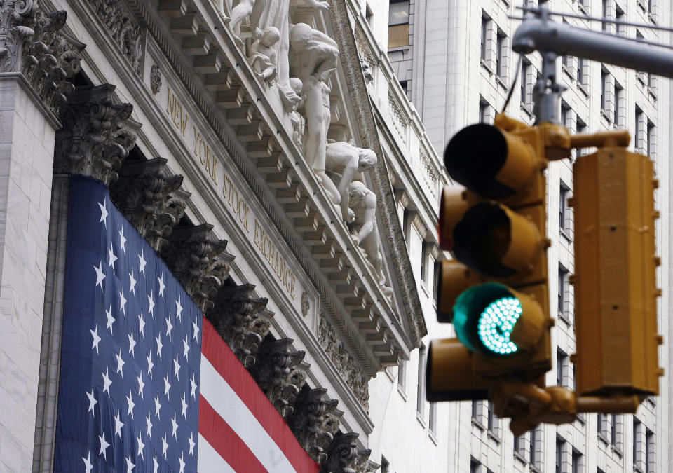 A traffic signal flashes green outside the New York Stock Exchange in New York, September 30, 2008.  REUTERS/Lucas Jackson (UNITED STATES)