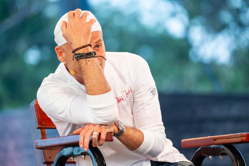 Ralf Zacherl litt auf seinem Coach-Hochsitz, während Sven Martinek hektisch versuchte, die Vorspeise zuzubereiten. (Bild: RTL / Markus Hertrich)