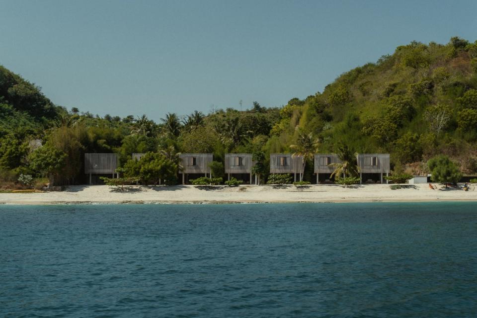 It doesn’t get more beachfront than Innit Lombok (Willem Keuppens)