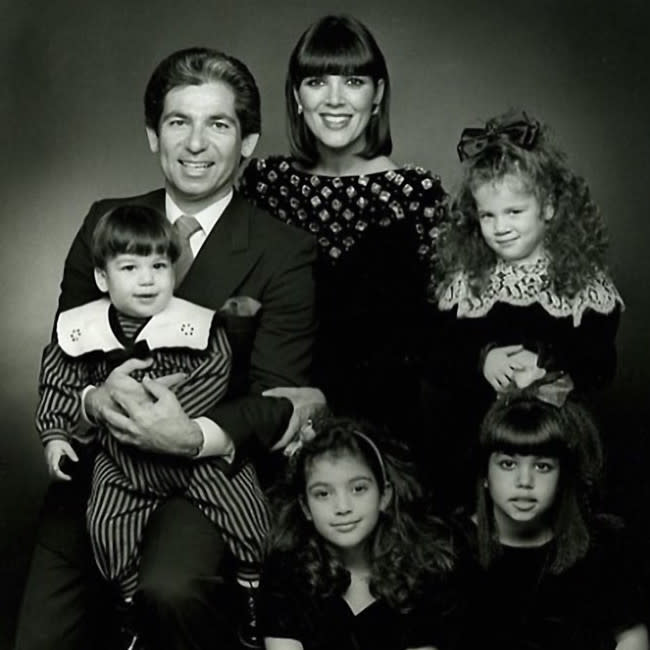 Robert Kardashian y Kris Jenner con sus cuatro hijos credit:Bang Showbiz