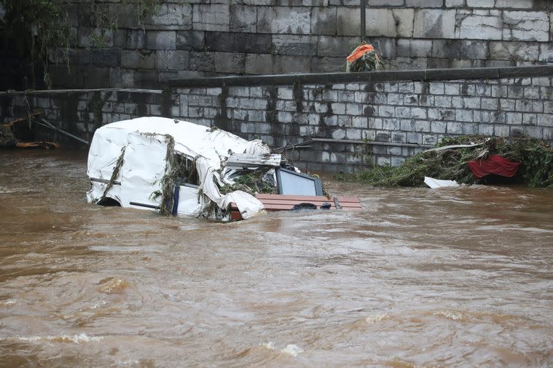 Un vehículo y los restos yacen en el río, tras las fuertes lluvias en Verviers, Bélgica