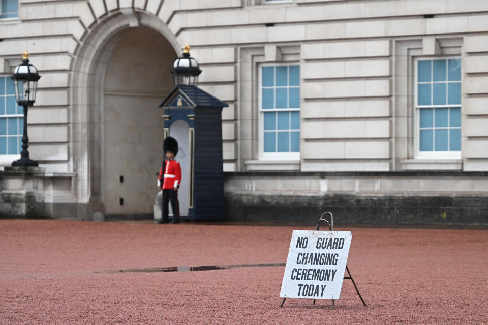 <p>LONDON, ENGLAND - SEPTEMBER 08: A sign noting the cancellation of today's guard changing ceremony at Buckingham Palace on September 8, 2022 in London, England. Buckingham Palace issued a statement earlier today saying that Queen Elizabeth was placed under medical supervision in Balmoral due to concerns about her health. (Photo by Leon Neal/Getty Images)</p> 