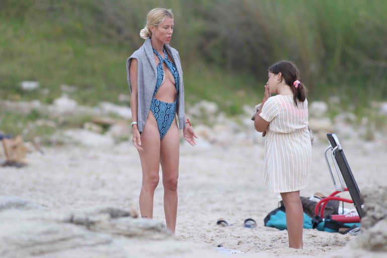 Nicole Neumann junto a Sienna, su hija más pequeña. Entre baños de mar y deportes acuáticos, la modelo aprovechó para hacer una producción de fotos con luces incluidas.
