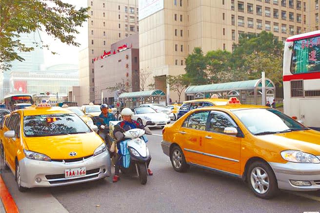 北市交通局去年推出免費叫車平台「愛叫車APP」，但媒合數量差，北市宣告平台失敗。（本報資料照片）