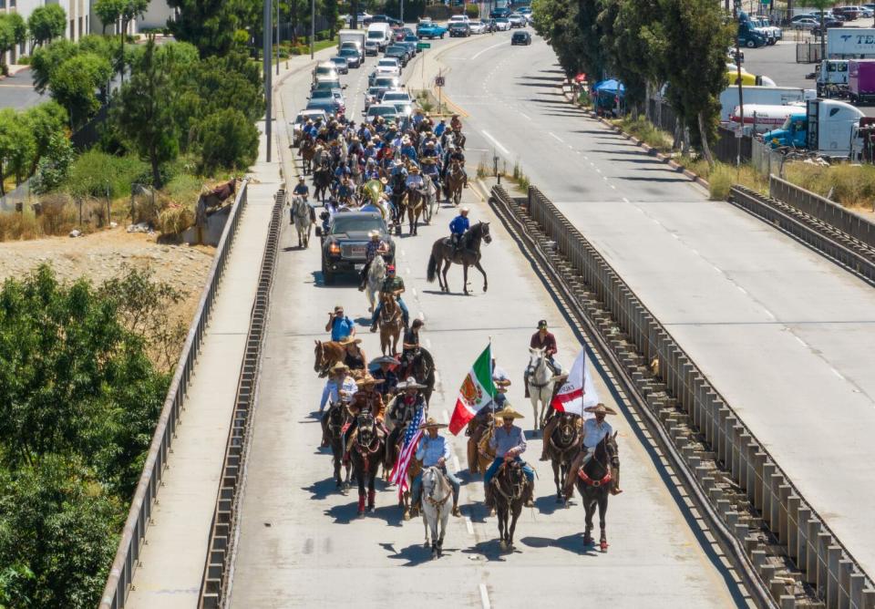 Los propietarios de caballos del Valle de San Gabriel caminan por Peck Road, en Whittier