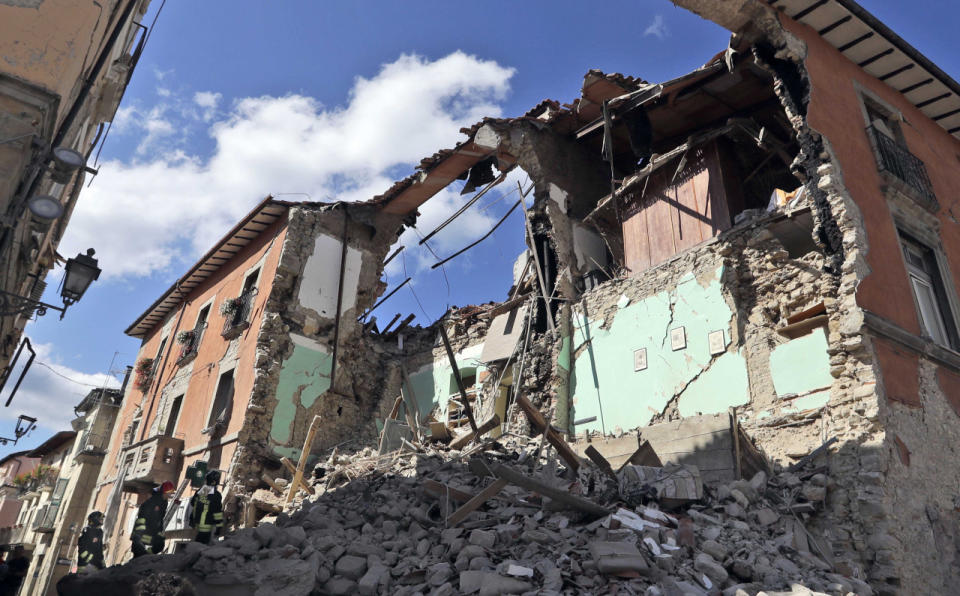 Nicht immer hat das Erdbeben gleich ganze Häuser dem Erdboden gleich gemacht: Mitunter wurden vereinzelte Wohnungen aus dem Mauerwerk gerissen. (Bild-Copyright: AP Photo/Alessandra Tarantino)