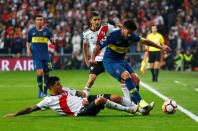 Jonatan Maidana de River Plate en acción con Pablo Pérez de Boca Juniors en la final de la Copa Libertadores, Segunda etapa, en el estadio Santiago Bernabéu, Madrid, España, 9 de diciembre de 2018. REUTERS/Juan Medina