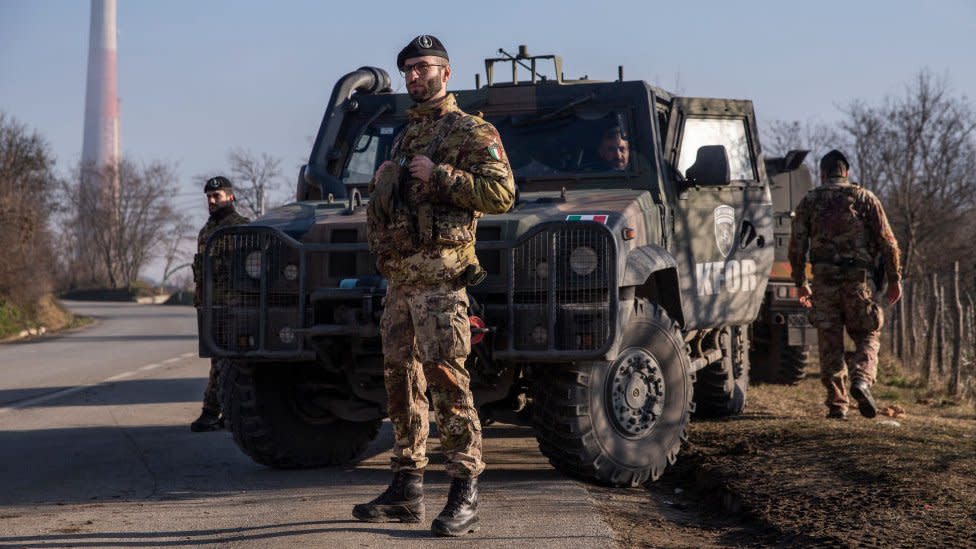 Tropas de la OTAN vigilan una carretera en Kosovo.