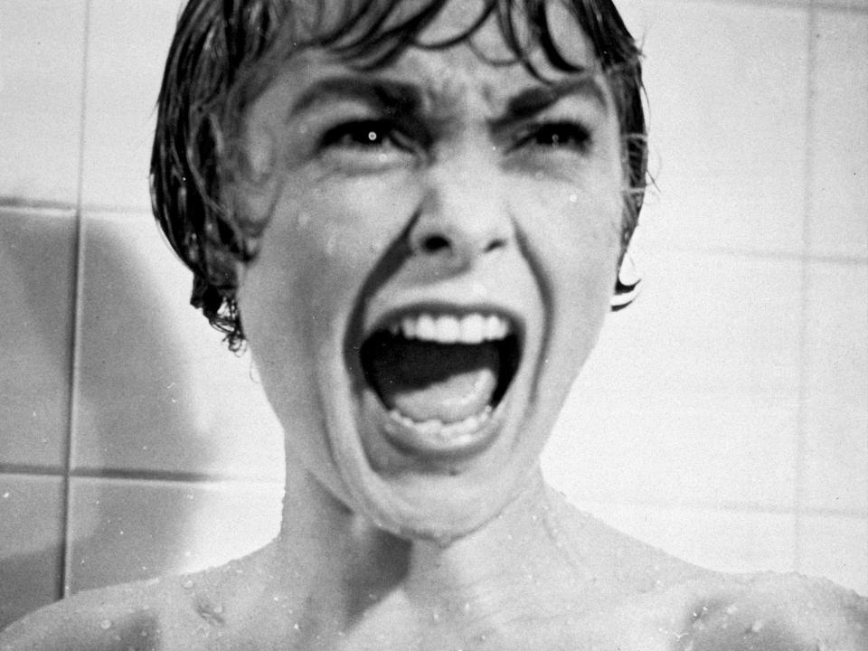 Auch diese Szene ist unvergessen. Eigentlich ist so eine morgendliche Dusche doch herrlich. Allerdings nicht für Marion Crane (Janet Leigh), für die es in Alfred Hitchcocks "Psycho" (1960) die letzte war. Eine ganze Woche lang drehte das Team die Szene. Die Schauspielerin gab in ihrem Buch "Psycho. Hinter den Kulissen von Hitchcocks Kultthriller" zu, dass sie seither noch nur baden würde, nie duschen. (Bild: Universal)