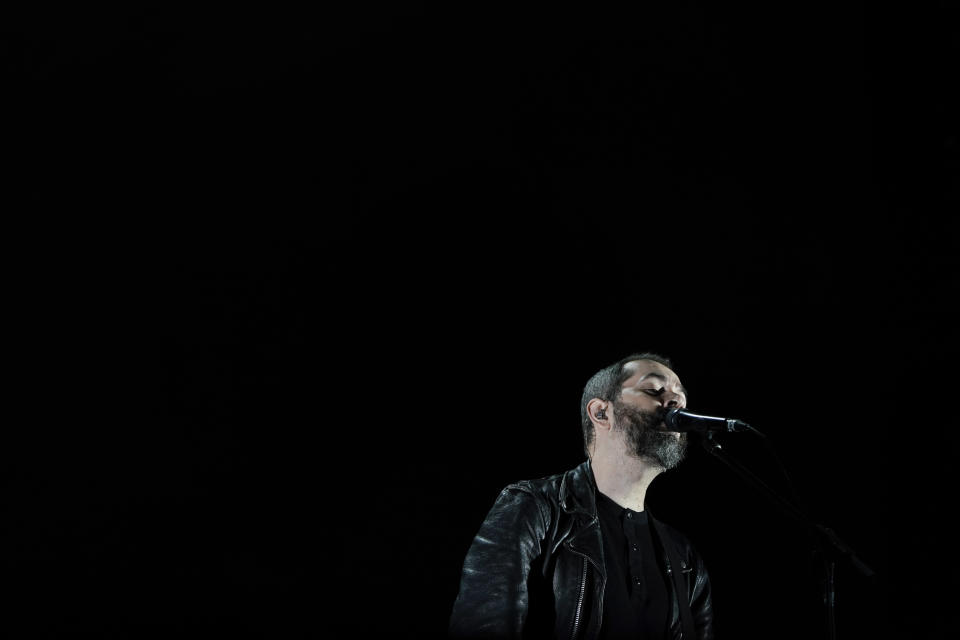 Greg González de la banda Cigarettes After Sex durante su concierto en el festival Corona Capital en la Ciudad de México el viernes 18 de noviembre de 2022. (Foto AP/Eduardo Verdugo)