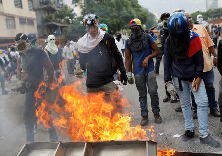 Opposition supporters prepare a barricade to clash with security forces during a rally against Venezuela's President Nicolas Maduro in Caracas, Venezuela, April 26, 2017. REUTERS/Carlos Garcia Rawlins