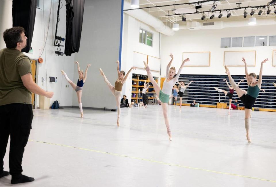 El coreógrafo Ricardo Amarante con los bailarines de Miami City Ballet en un ensayo de “Delight”. 