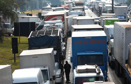 Truckers attend a protest against high diesel fuel prices at BR-116 Regis Bittencourt highway in Sao Paulo, Brazil May 26, 2018. REUTERS/Leonardo Benassatto