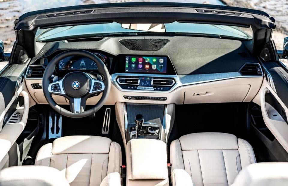全新4系列Convertible敞篷跑車配備全新BMW全數位虛擬座艙(含12.3吋虛擬數位儀錶與10.25吋中控觸控螢幕)，結合道路虛擬實境顯示功能、車況抬頭顯示器與BMW Personal CoPilot智慧駕駛輔助科技。