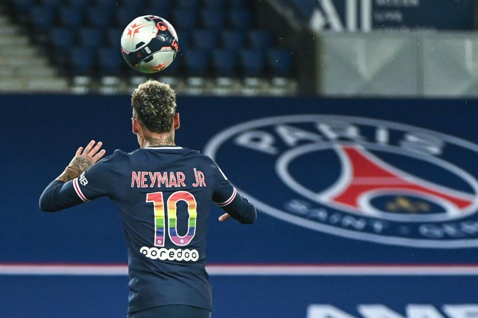 Neymar avec un flocage aux couleurs arc-en-ciel, symbole LGBTQ+, à Paris le 16 mai 2021 - Icon Sport