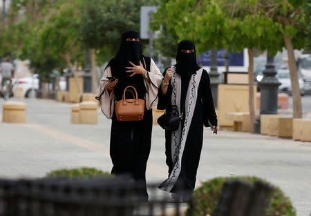 Women walk in Riyadh, Saudi Arabia, May 10, 2017. REUTERS/Faisal Al Nasser