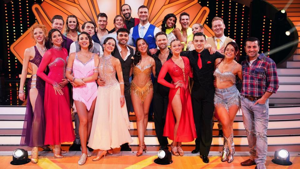 Elf Tanzpaarungen aus Promi und Profi tanzten in der vierten Show von "Let's Dance" (RTL) zu nostalgischer 80er-Mucke.  (Bild: RTL / Stefan Gregorowius)