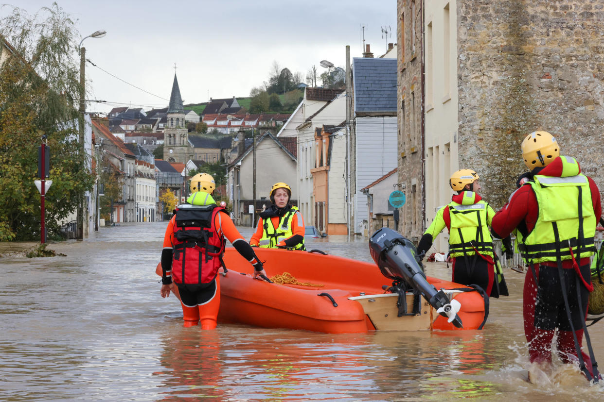 (Image d’illustration) Des pompiers travaillent dans une rue inondée à Isques, près de Boulogne-sur-Mer, dans le nord de la France, le 7 novembre.