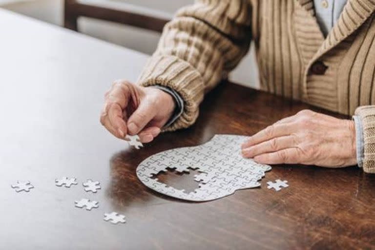 Es sumamente extraño, señalan los especialistas, que una persona joven manifieste Alzheimer, cuyos síntomas suelen aparecer después de los 65 años