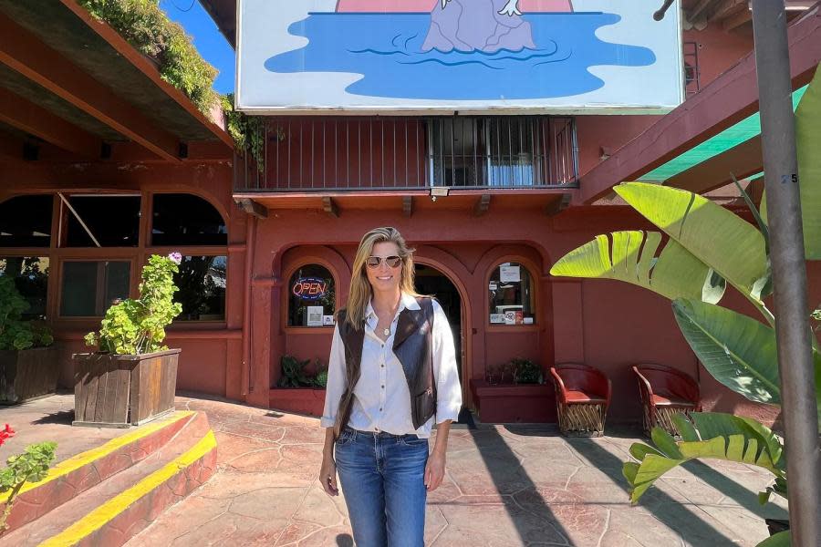 Montserrat Oliver visita restaurante Puerto Nuevo II en Baja California 