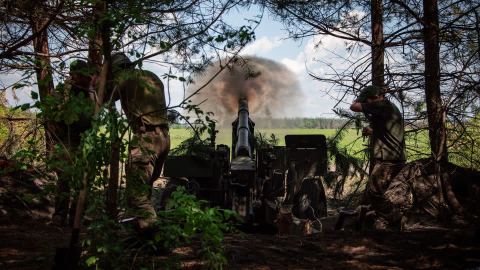Ukrainian soldiers with the 57th Motorized Brigade operate at an artillery position on June 9, 2024 near Vovchansk, Kharkiv Region, Ukraine. - Nikoletta Stoyanova/Getty Images