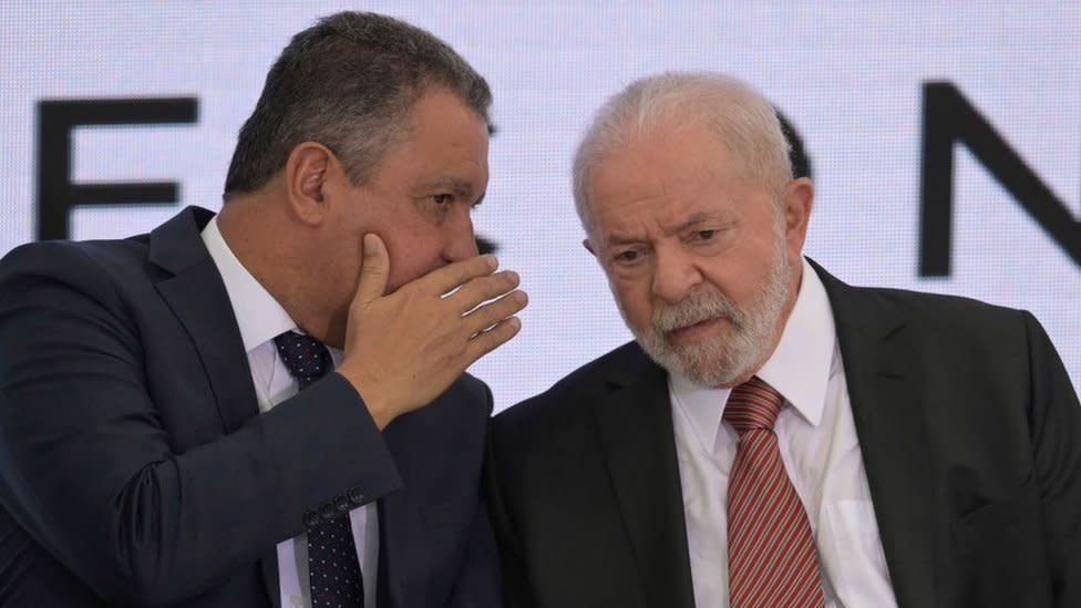 El ministro Rui Costa le habla al oído al presidente brasileño Lula Da Silva.