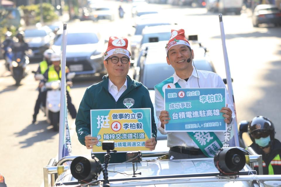 陳其邁(左)和李柏毅(右)戴上聖誕帽車掃。   圖：李柏毅競總/提供