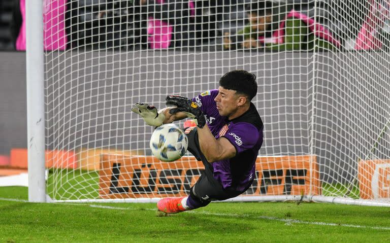 Matías Mansilla detuvo dos penales en la tanda y propició el triunfo de Estudiantes en la semifinal; el cuadro platense definirá el domingo contra Vélez en Santiago del Estero.