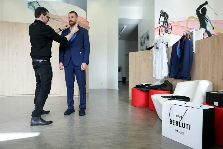 L'athlète paralympique français Thimothée Adolphe essaie son costume Berluti en vue de la cérémonie d'ouverture des Jeux, le 18 mars 2024 à Paris. (Thomas SAMSON)