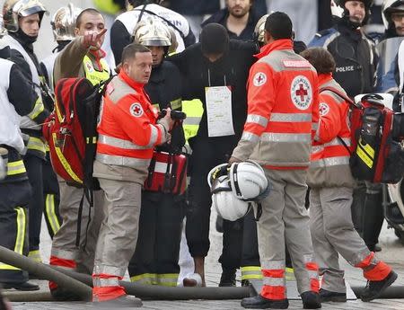 French medical rescue workers evacuate an injured member of police forces during an operation at the scene in Saint-Denis, near Paris, France, November 18, 2015 to catch fugitives from Friday night's deadly attacks in the French capital. REUTERS/Benoit Tessier
