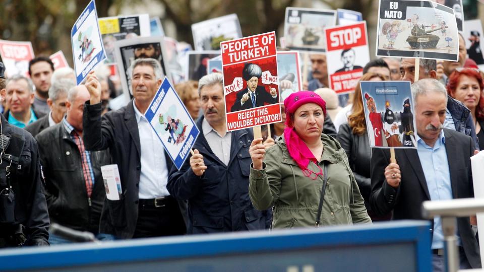 Kurden demonstrieren auf der Königsallee i Düsseldorf gegen den geplanten Besuch von Erdogan. Foto: Roland Weihrauch