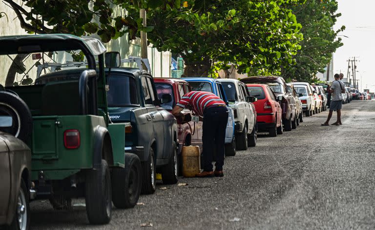 Largas filas en una estación de servicio en La Habana para cargar combustible. (YAMIL LAGE / AFP)