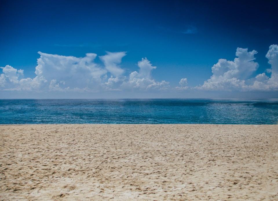 全台有好幾處沙灘，夏天最適合玩沙戲水清涼一夏（Photo Credit: Pexels@pixabay.com, License CC0，圖片來源：https://pixabay.com/zh/photos/beach-sand-sea-ocean-seascape-1845945/）