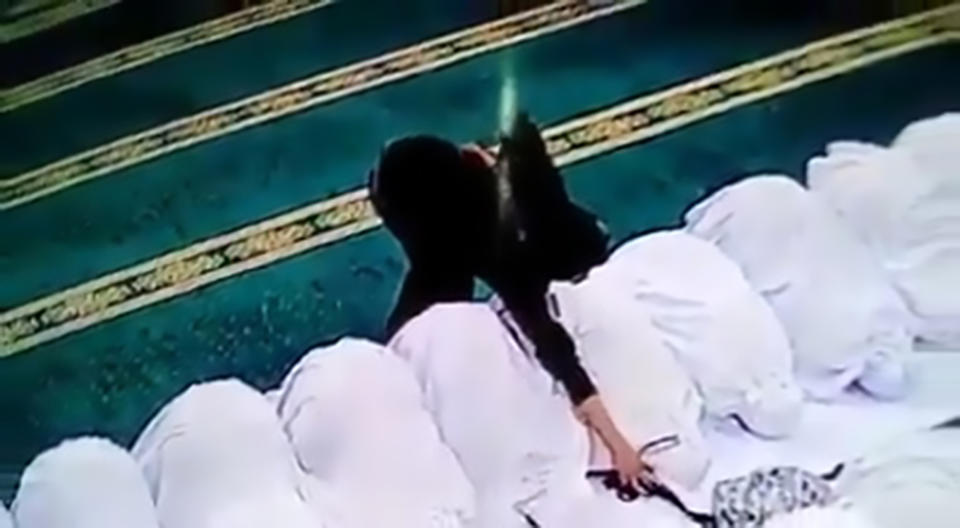 <em>Foiled – the thief’s first attempt was foiled as one woman shielded her bag as she leaned forward during prayers</em>