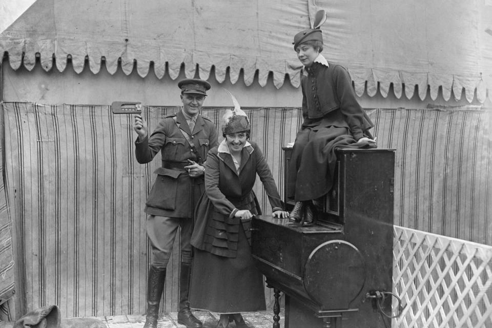 Acto de primera clase: 1916: Miss Lee White en Theatrical Garden Party en los Jardines Botánicos de Kew (Topical Press Agency/Getty Images)