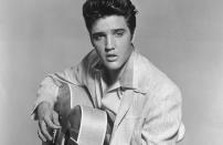 Elvis is known as “The King of Rock and Roll” and was also famous for being a true heartthrob. After a Las Vegas performance, featured in the 1970 documentary ‘Elvis: That’s the Way It Is’, the music star was spotted giving out kisses to his female followers. Elvis fans used to gather and wait for the ‘Jailhouse Rock’ singer to notice them, desperately shouting him to pick them for a kiss!