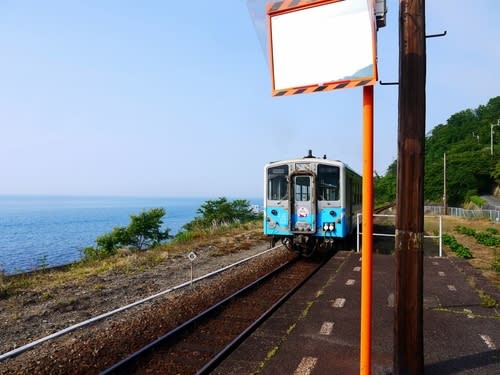 【熱血背包女】一個人的四國浪漫之旅：鐵道迷必來！不輸多良～在青春18聞名的下灘站，尋找神隱少女海上鐵道