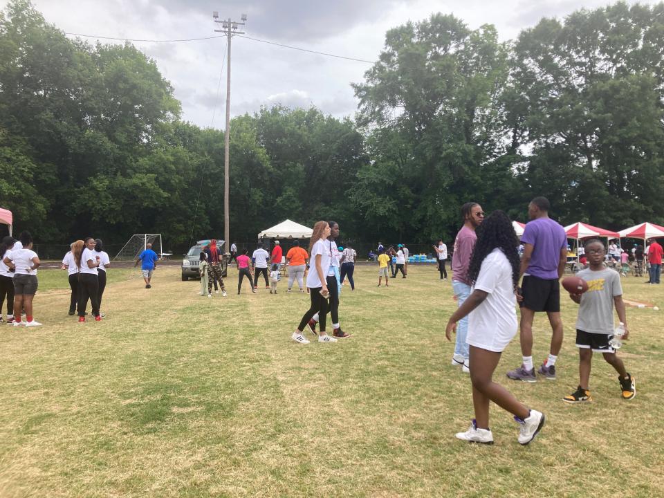 NFL player Daniel Thomas organized an event to give away groceries outside his alma mater, Lee High School.