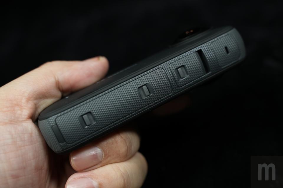 ▲另一側則是安裝可抽換電池位置，以及上方的USB-C連接埠