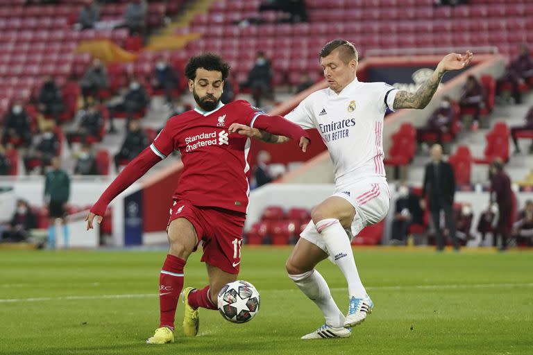 Mohamed Salah, de Liverpool, pelea por el balón con Toni Kroos, de Real Madrid, durante el partido de vuelta de los cuartos de final de la Champions League.