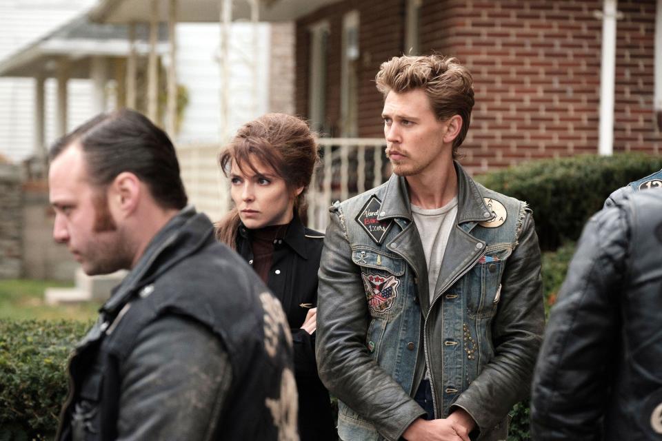 THE BIKERIDERS, from left: Emory Cohen, Jodie Comer, Austin Butler, 2023. ph: Kyle Kaplan / © Focus Features / Courtesy Everett Collection