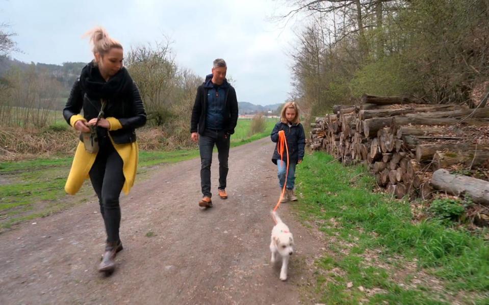 Julia, Heiko und die kleine Julia gehen mit Welpe Rudi Gassi. (Bild: RTL)