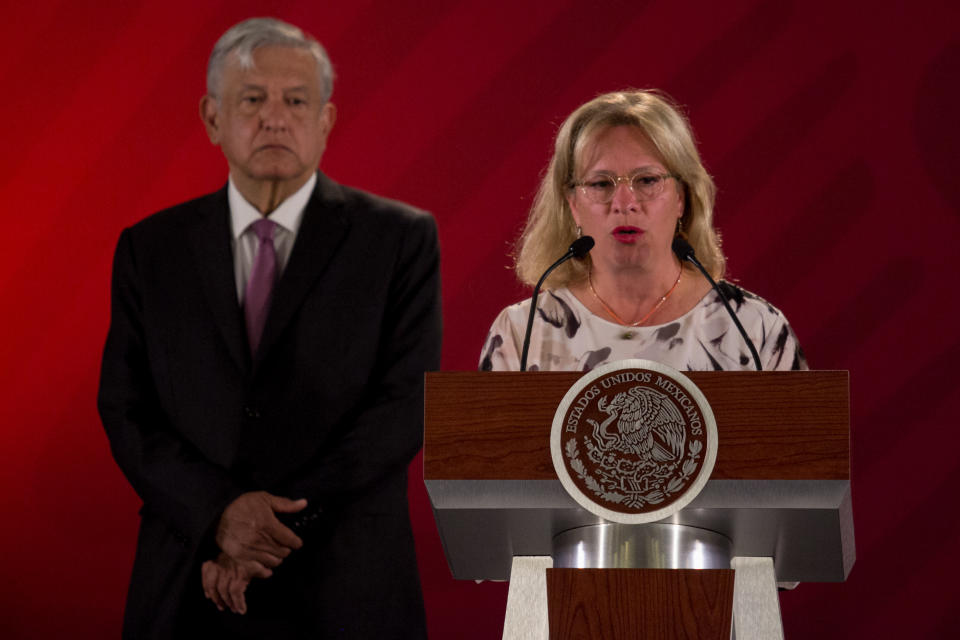  CIUDAD DE MÉXICO, 18FEBRERO2019.- Andrés Manuel López Obrador, presidente de México, y Josefa González, titular de la Secretaria de Medio Ambiente, durante la conferencia matutina del jefe del ejecutivo donde se firmo el decreto por el cual se aprueba el cierra de la prisión de las Islas Marías, para que esta sea transformada en un centro cultural y de educación ambiental.  FOTO: GALO CAÑAS /CUARTOSCURO.COM