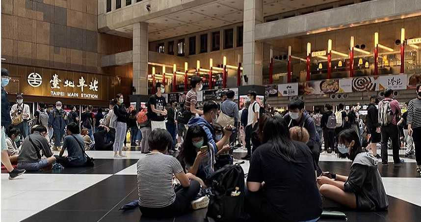 網友發動活動坐爆台北車站大廳。（圖／陳祐誠攝）
