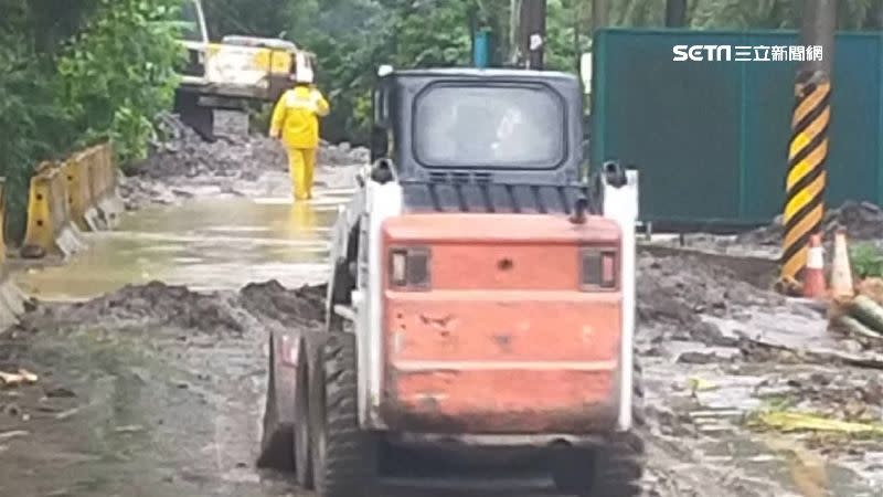 桃源山區豪大雨導致大量土石滑落。