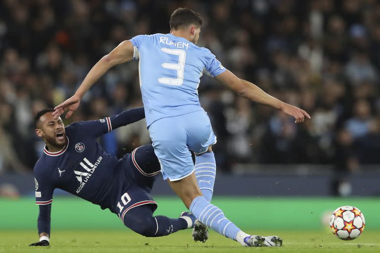 Neymar y Ruben Dias disputan la pelota en el duelo por Champions League