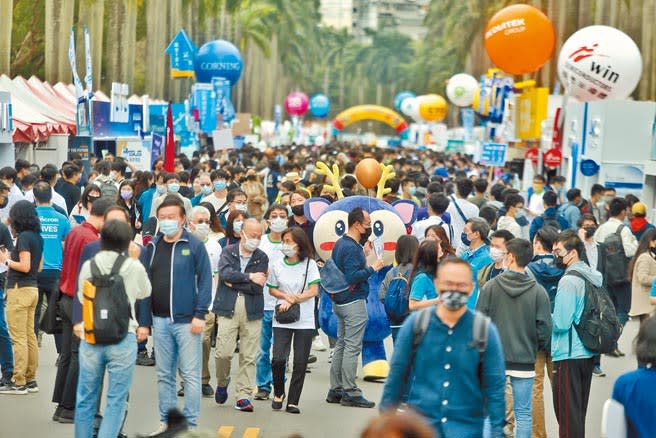 圖為3月5日，睽違兩年的台灣大學校園徵才博覽會再次盛大舉辦，吸引312家企業共襄盛舉，現場提供2萬5000多個職缺。（杜宜諳攝）