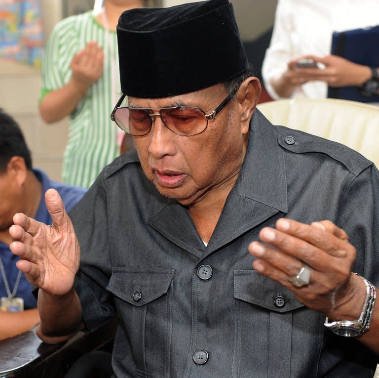 Jamalul Kiram III, a self-proclaimed sultan, is seen  praying in Manila on March 3, 2013