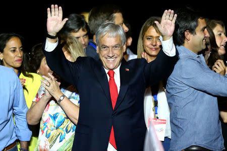 Presidential candidate Sebastian Pinera waves to supporters after winning the election, in Santiago, Chile, December 17, 2017. REUTERS/Ivan Alvarado