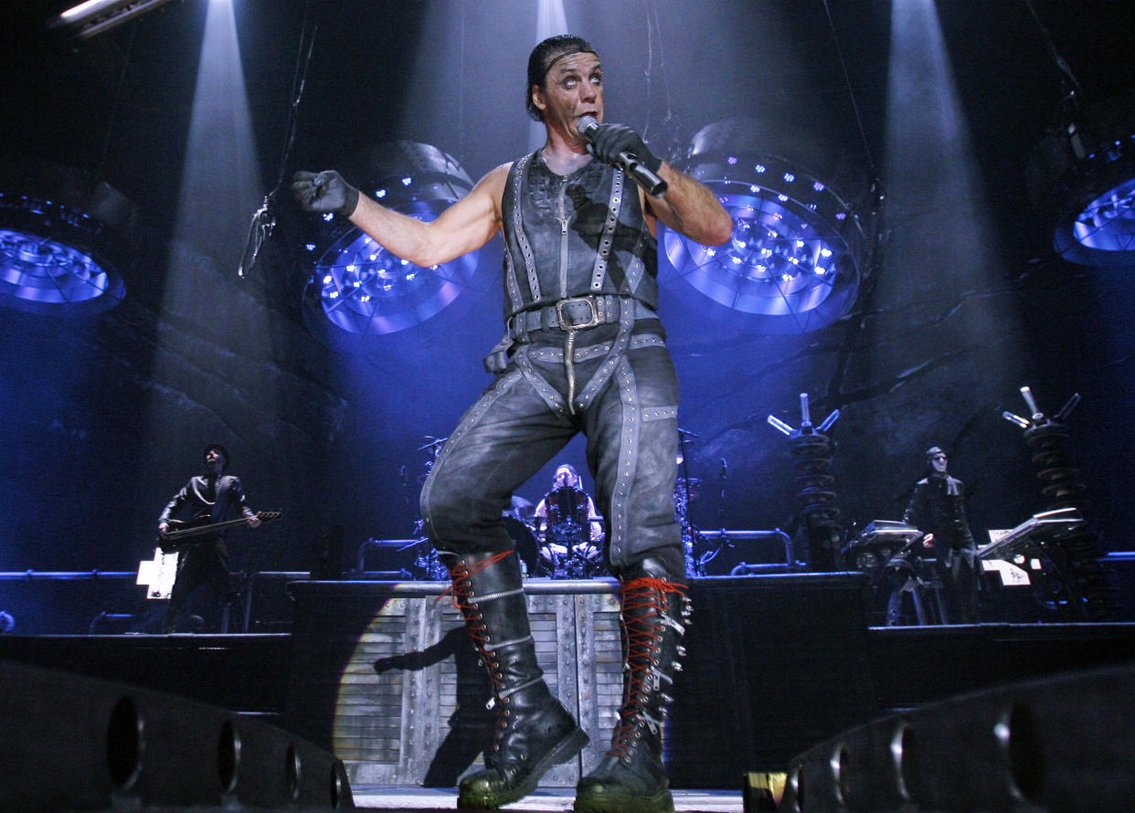 ARCHIV - Till Lindemann von Rammstein singt bei einem Konzert am 28. Februar 2010 in Moskau. "Haifisch" ist die dritte Single des Rammstein Albums "Liebe ist fuer Alle da". Das Lied lehrt uns, dass dieser nicht nur Zaehne hat, nein der Haifisch hat auch Traenen. Die Single erscheint Mitte Mai 2010. (AP Photo) --- FILE - Till Lindemann of Rammstein performs in Moscow's Olympiisky concert hall, Sunday Feb. 28, 2010. (AP Photo)